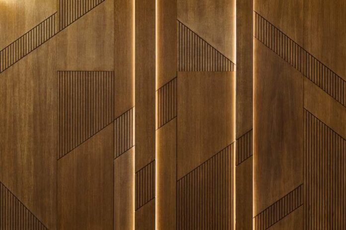 Trendy w dekoracji wnętrz - Pionowe panele ścienne z ryflowanego drewna
