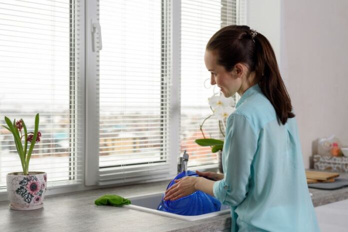 Jak efektywnie oczyścić żaluzje, rolety, plisy i panele okienne w czasie wiosennego sprzątania