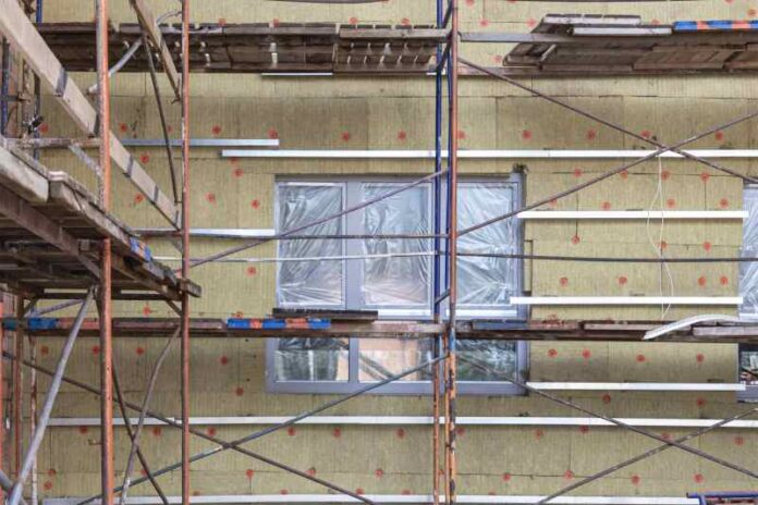 Jak efektywnie wykorzystać szalunek tracony przy budowie stropów, nadproży i słupów fundamentów