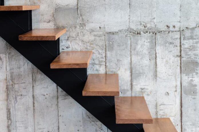 Montaż stopni drewnianych na schodach betonowych - wykończenie schodów betonowych