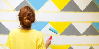 Jak samodzielnie ozdobić ścianę kolorowymi pasami przy użyciu farb - zobacz, jak to zrobić!